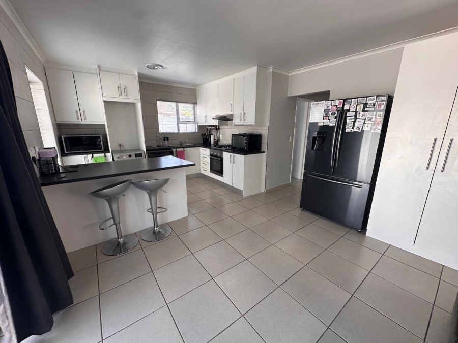 To Let 3 Bedroom Property for Rent in Table View Western Cape